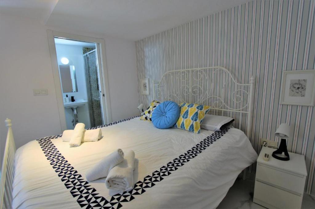 Habitación con cama grande
