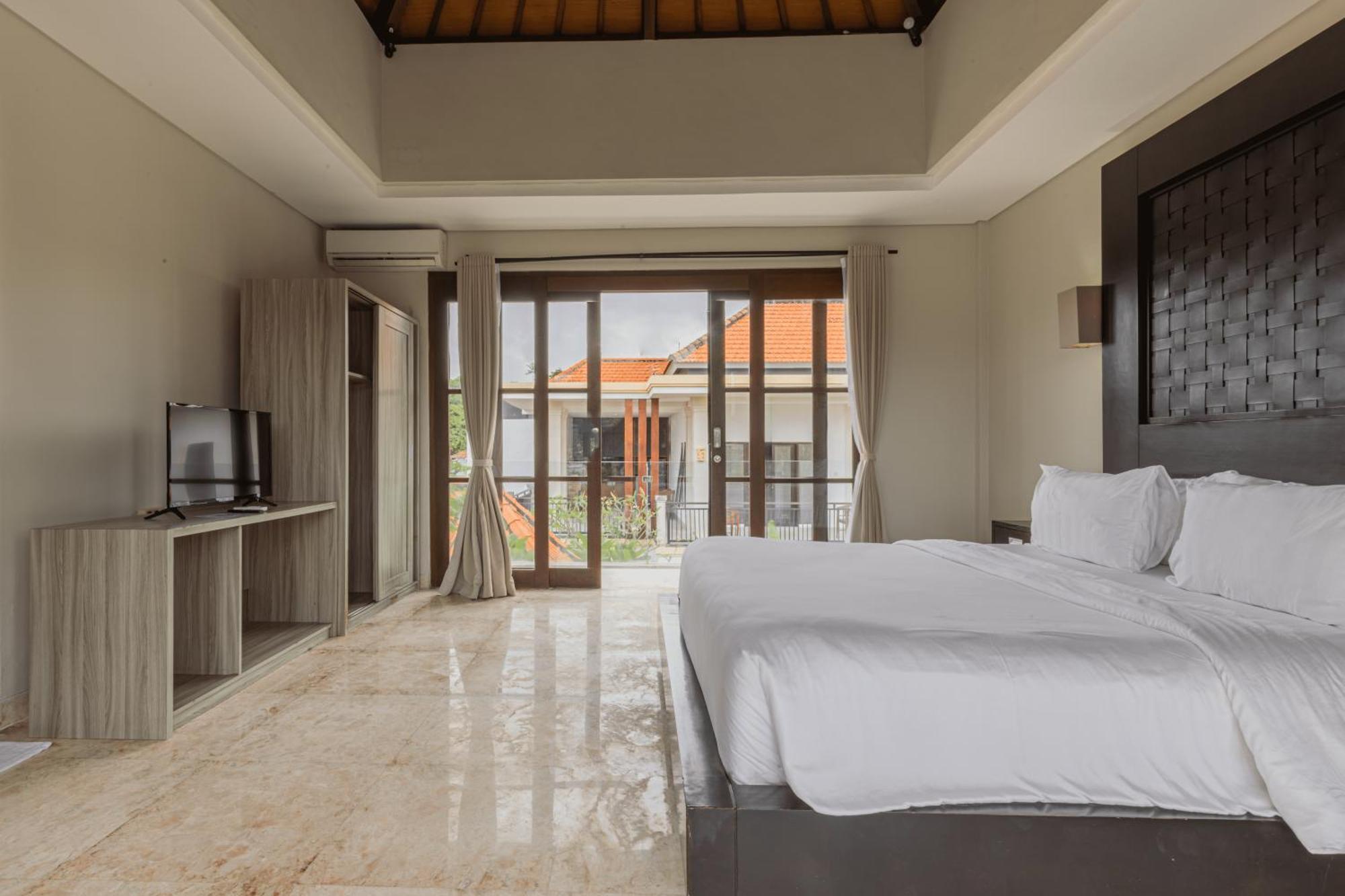 Six-Bedroom Villa Garden Pool