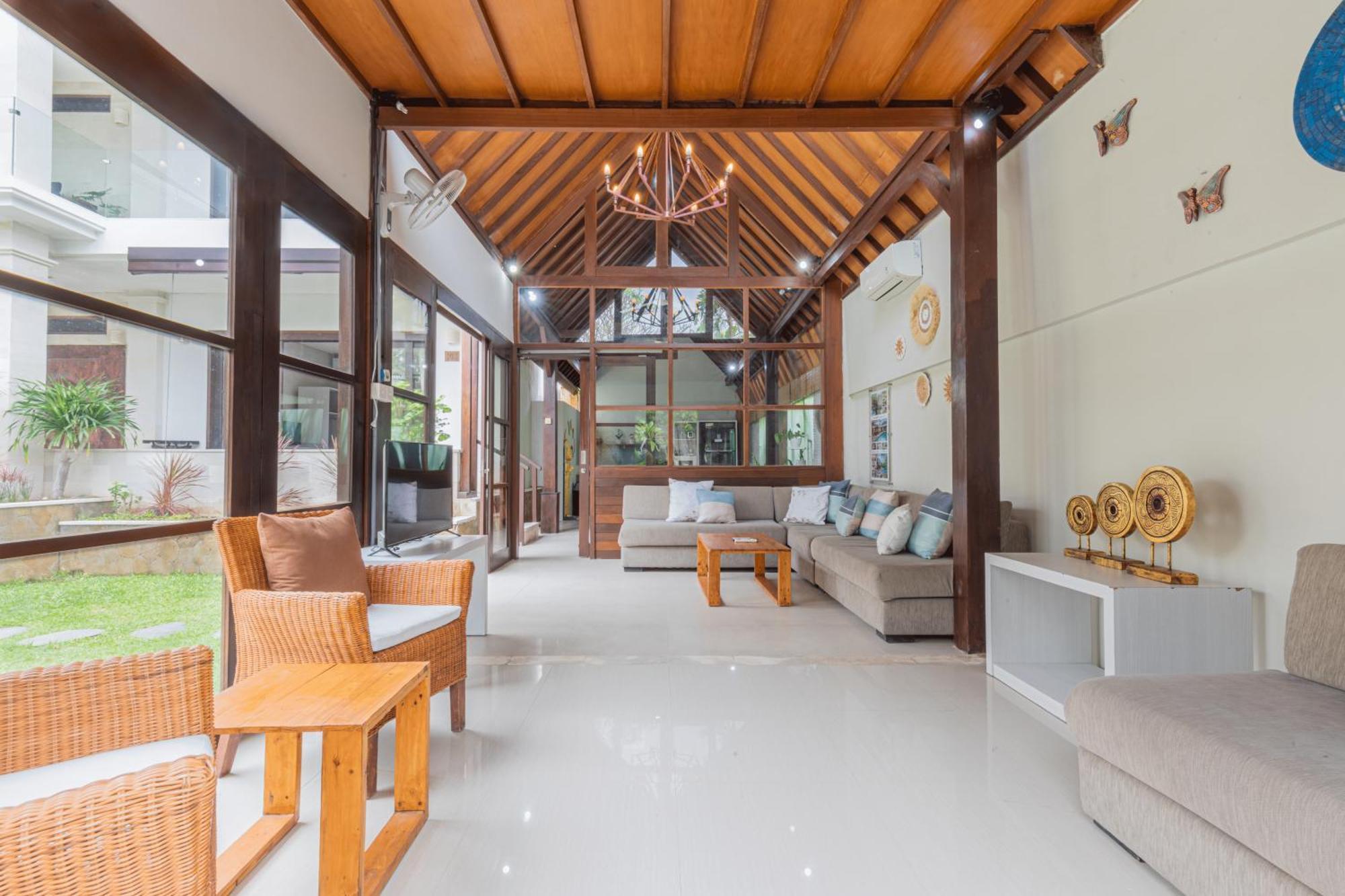 Six-Bedroom Villa Garden Pool