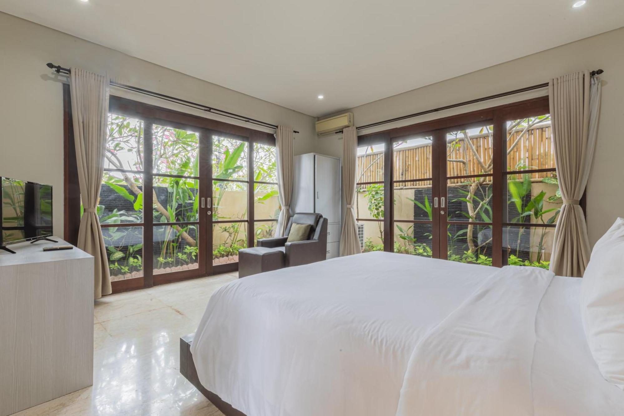 Six-Bedroom Villa Garden Pool
