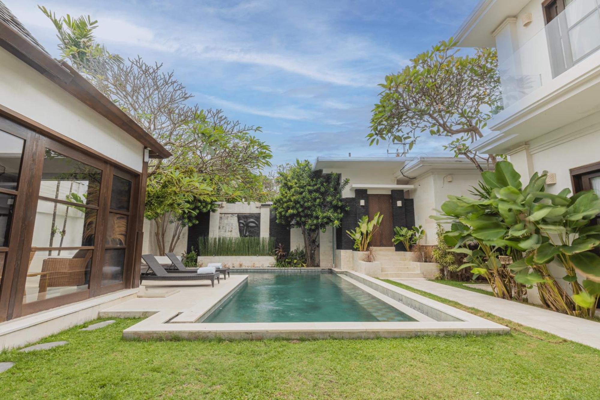 Six-Bedroom Villa Garden Pool