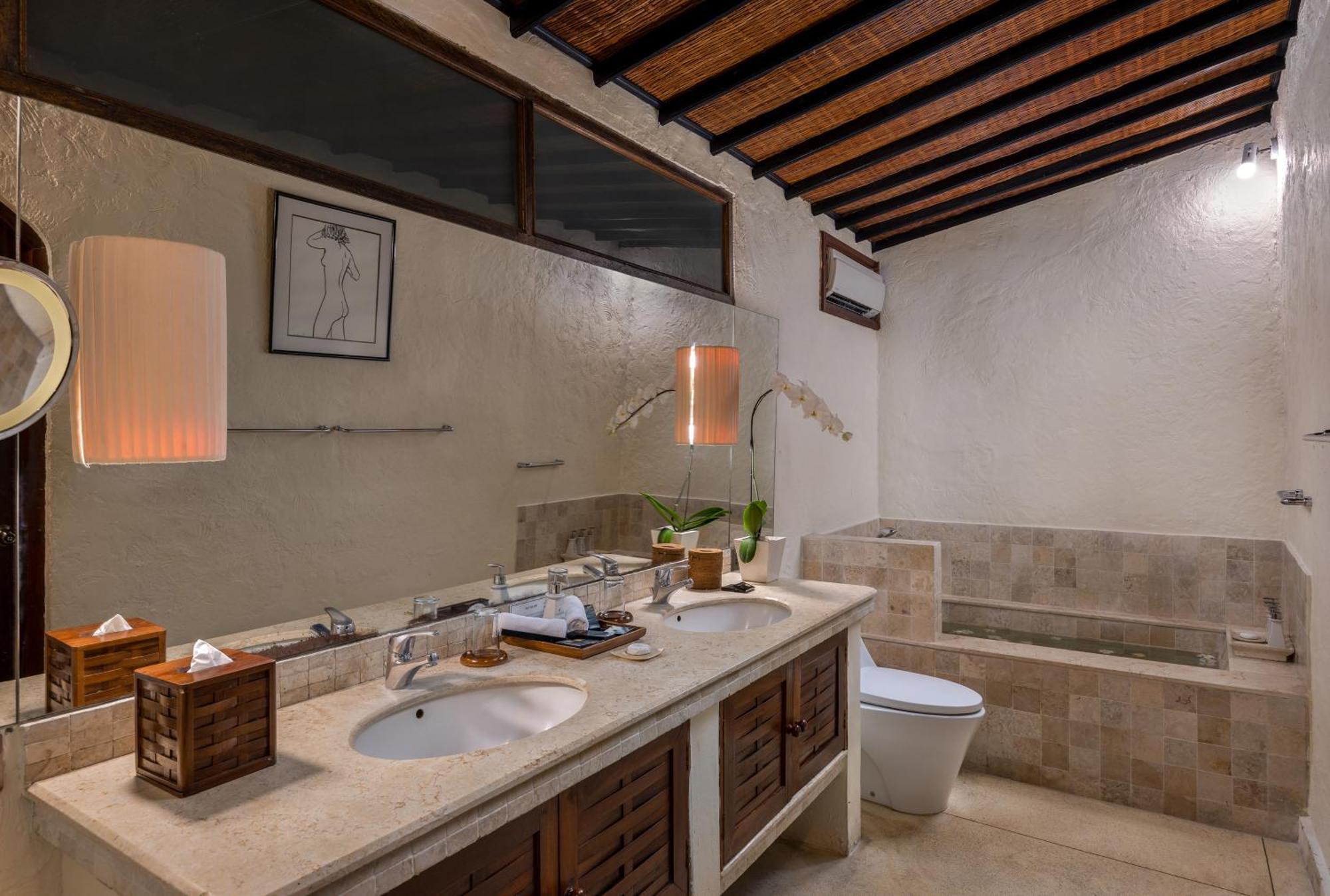 Two-Bedroom Villa Private Pool Bathtub