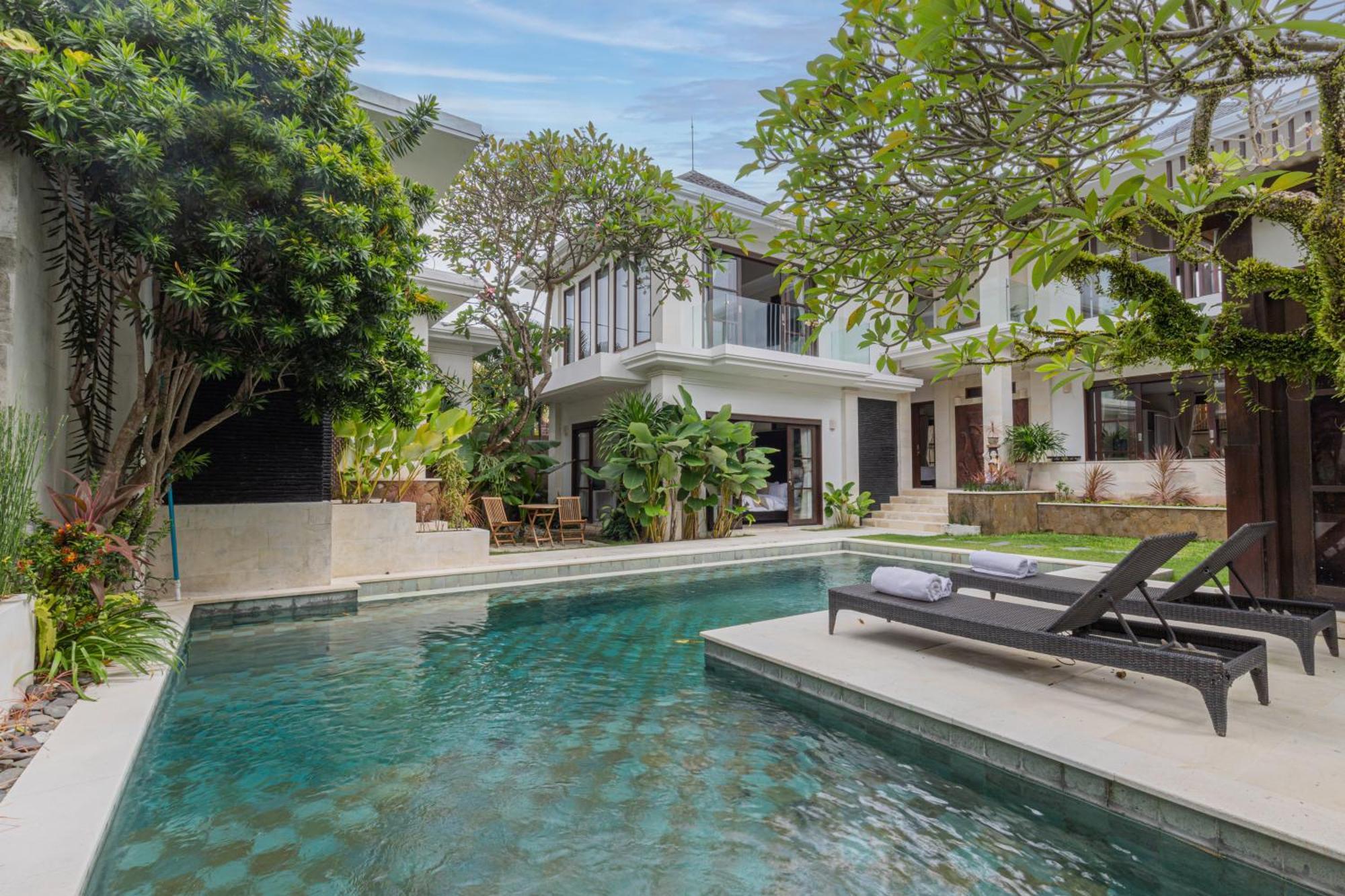Six-Bedroom Villa Garden Pool