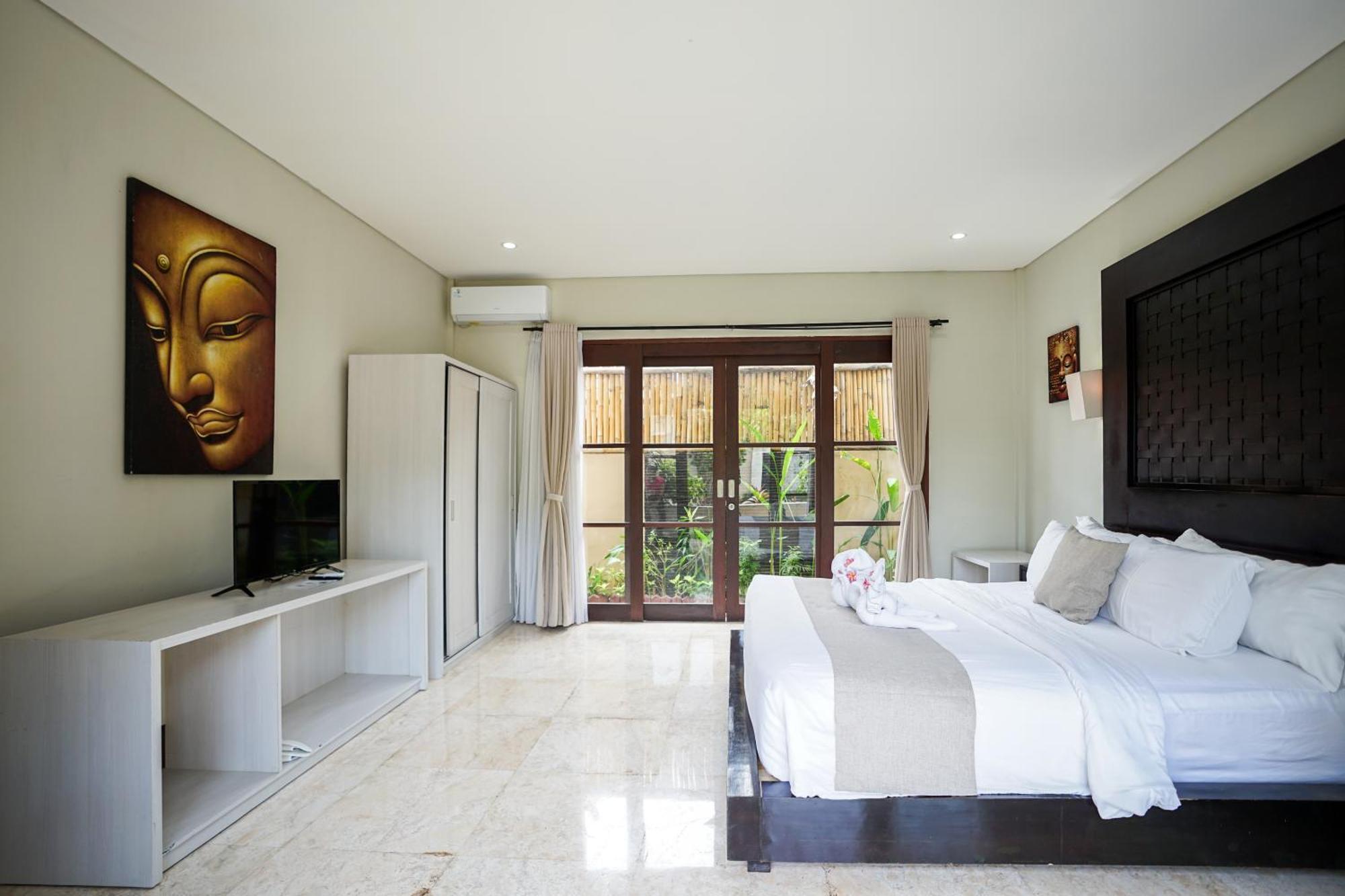 Six-Bedroom Villa Garden Pool
