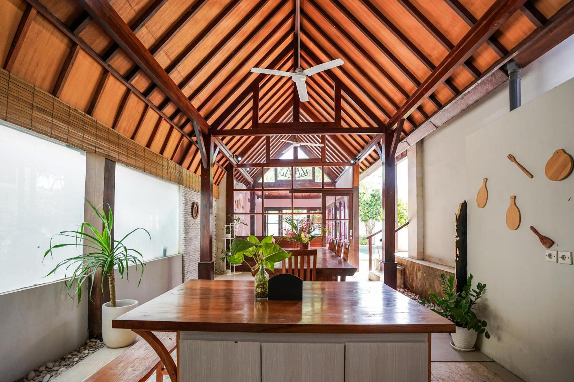 Six-Bedroom Villa Garden Pool