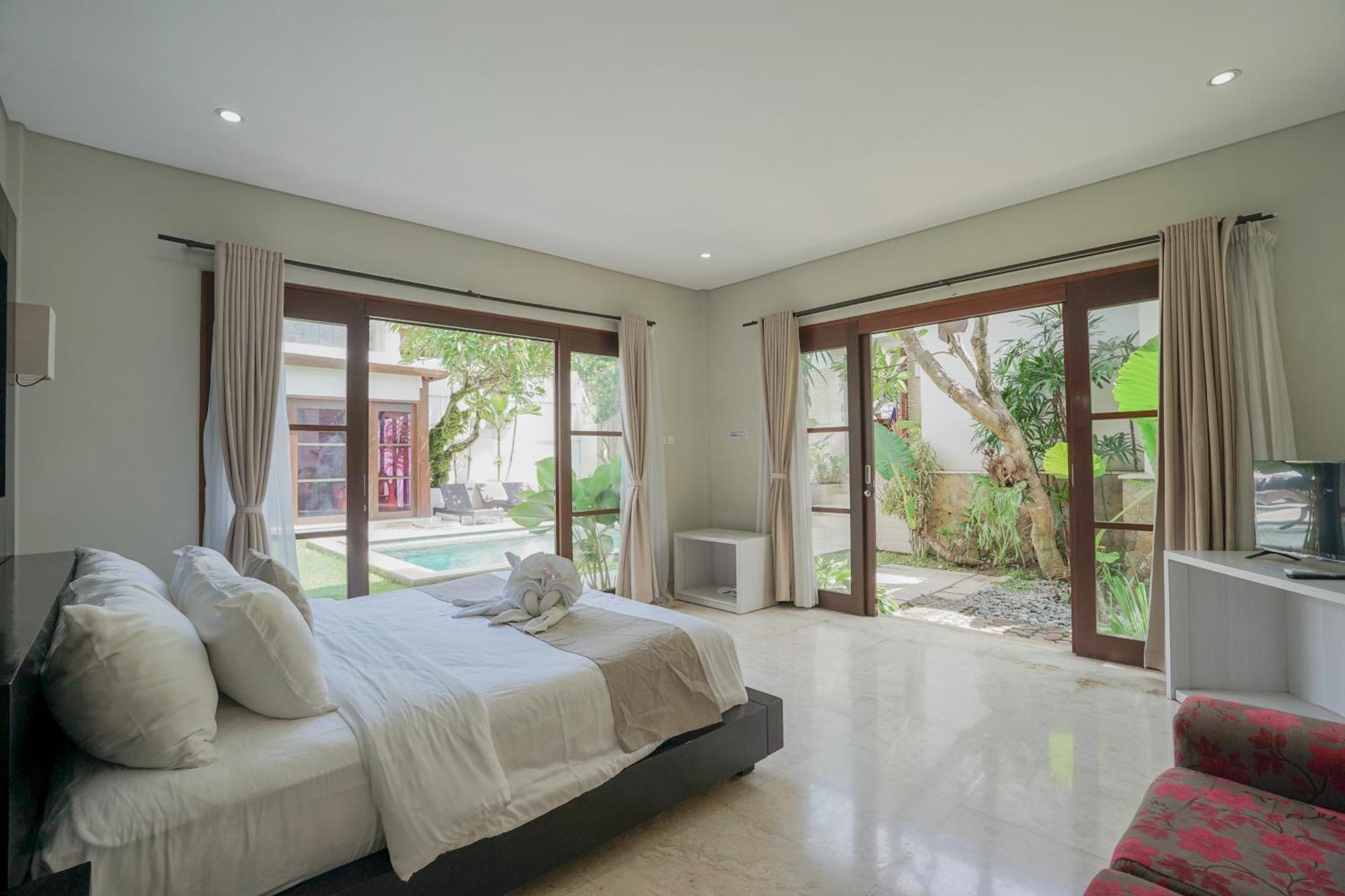 Six-Bedroom Villa Garden Pool