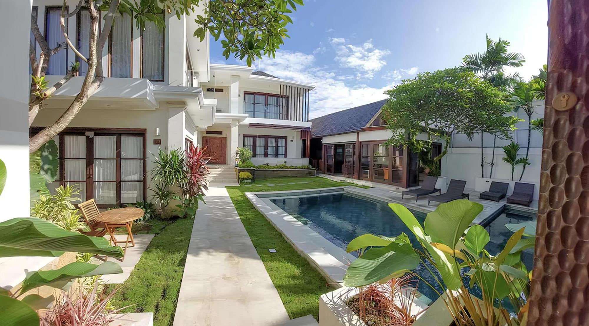 Six-Bedroom Villa Garden Pool