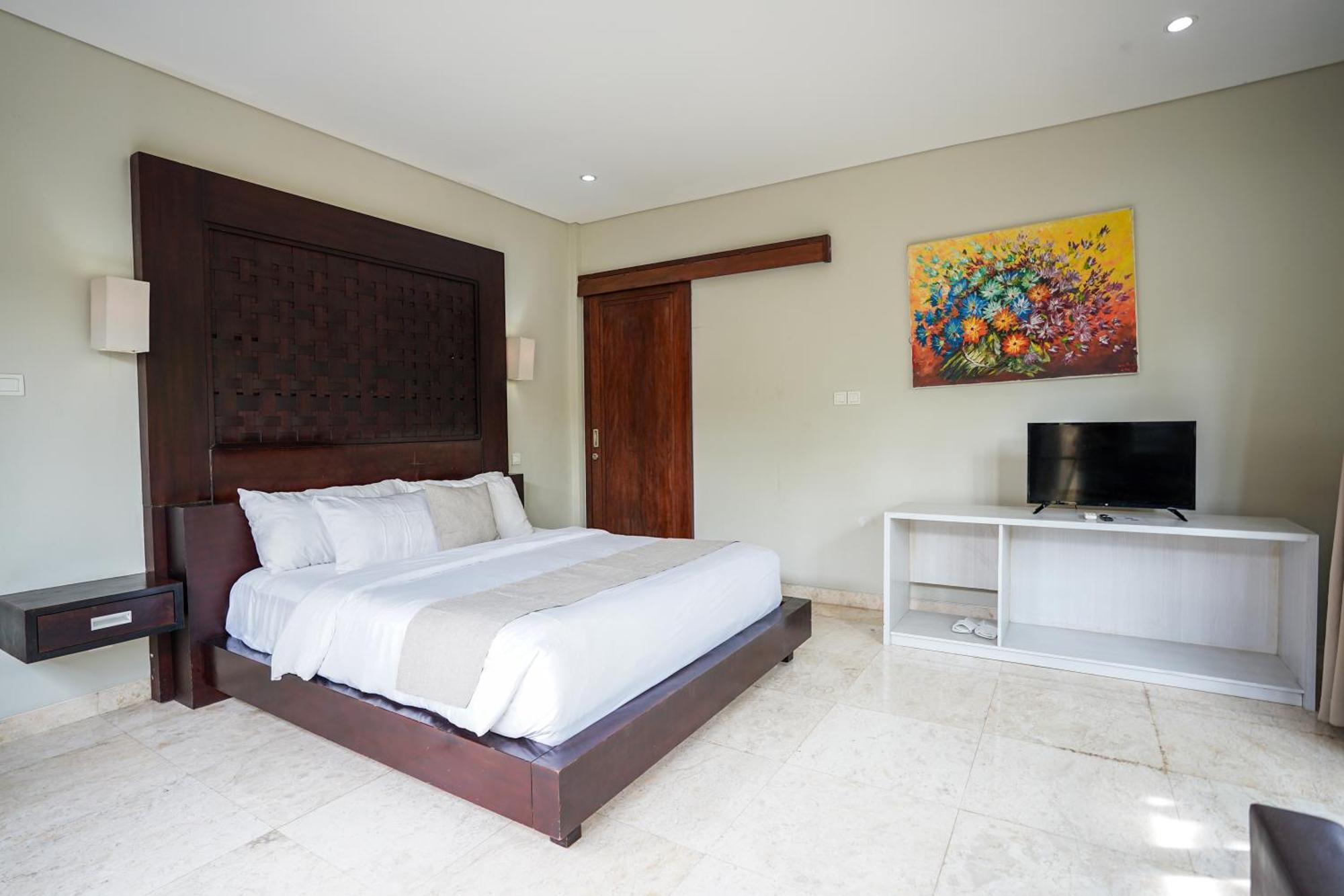 Six-Bedroom Villa Garden Pool