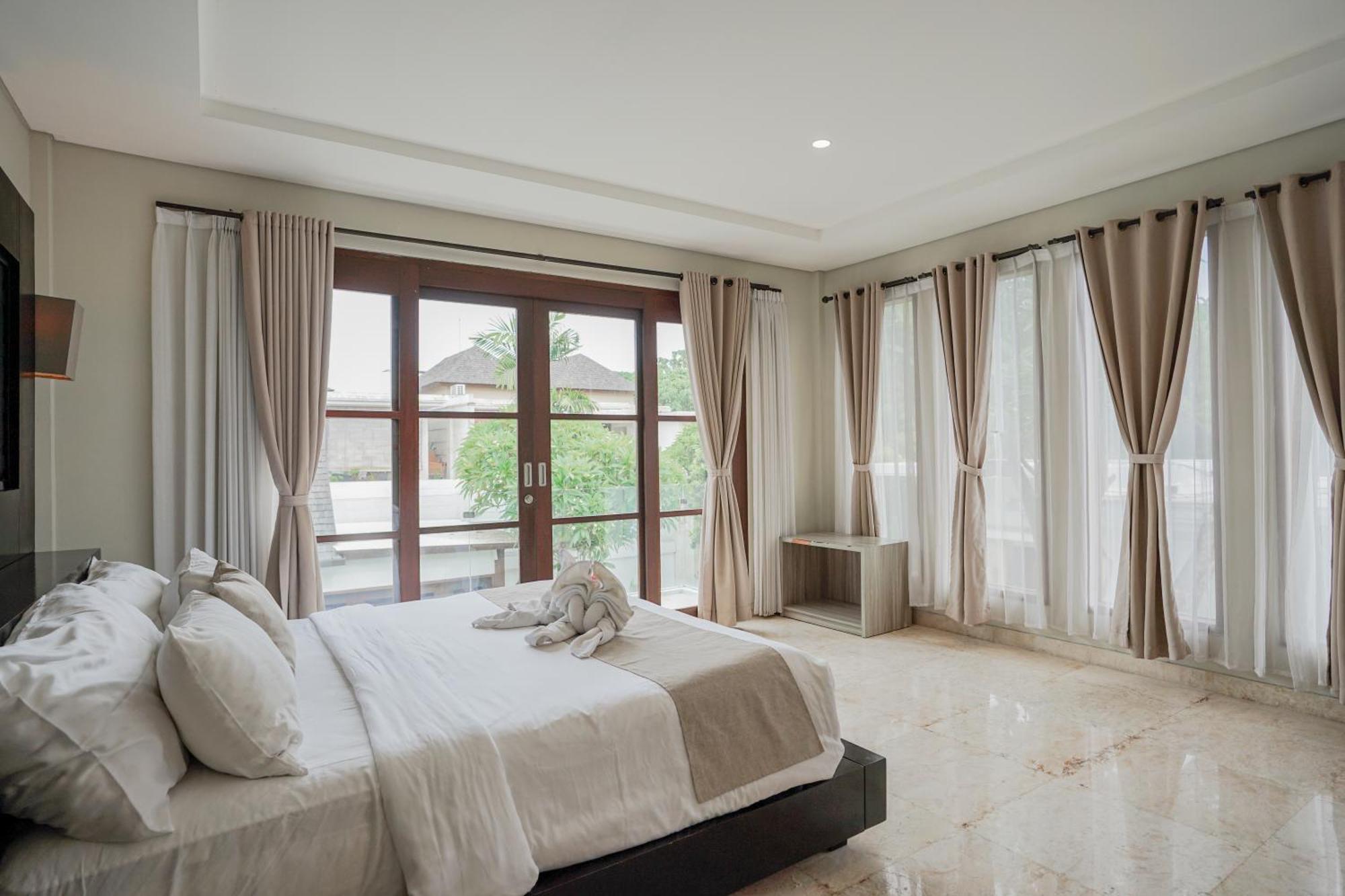 Six-Bedroom Villa Garden Pool