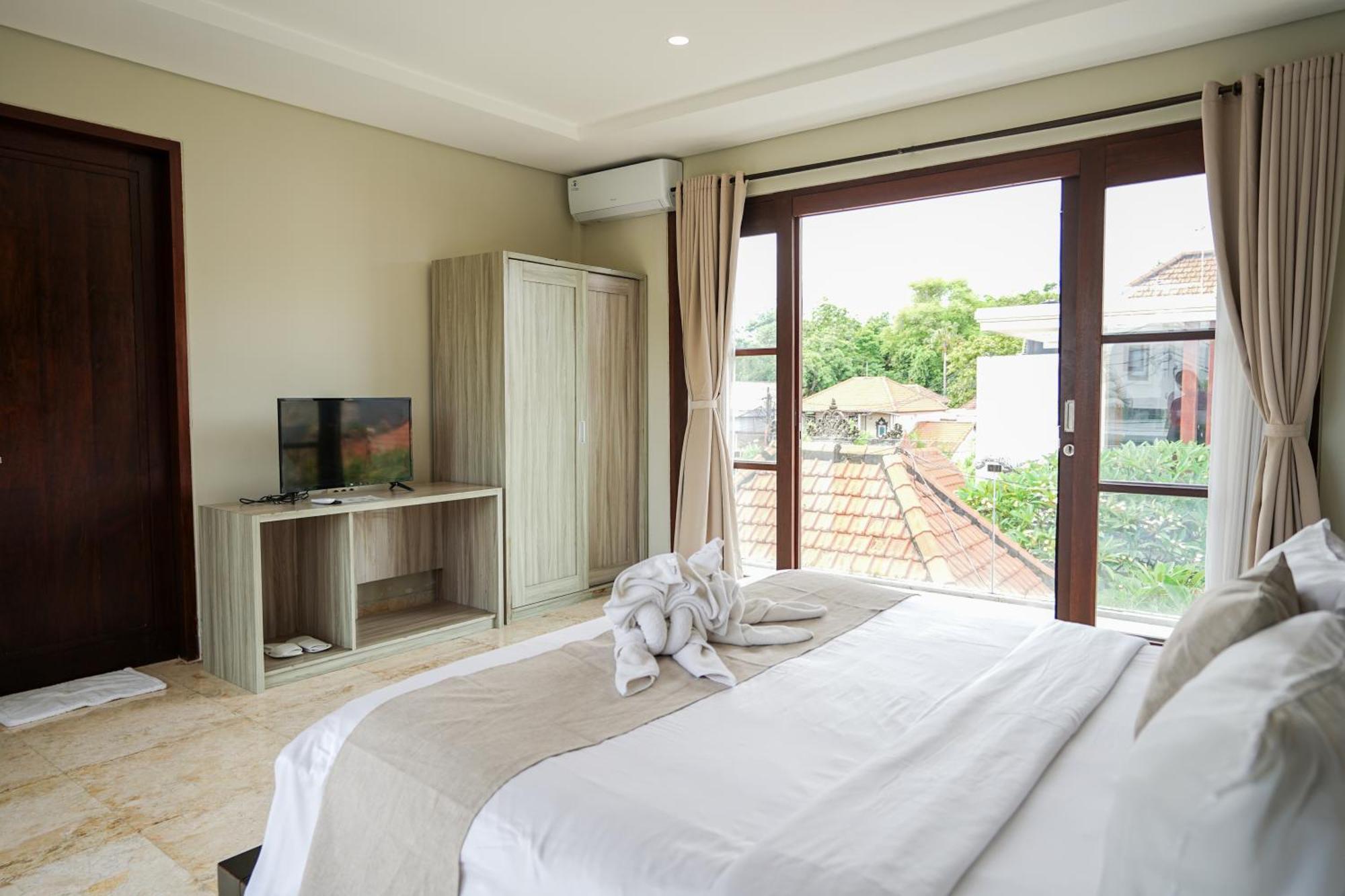 Six-Bedroom Villa Garden Pool