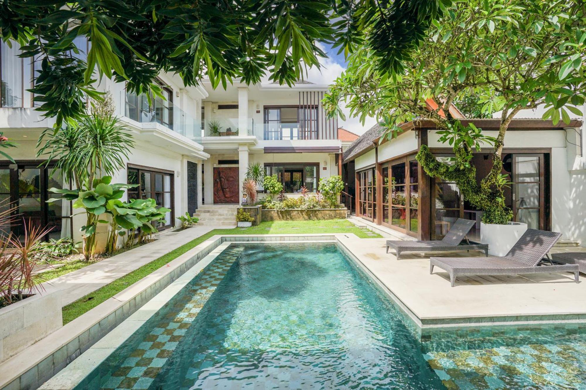 Six-Bedroom Villa Garden Pool
