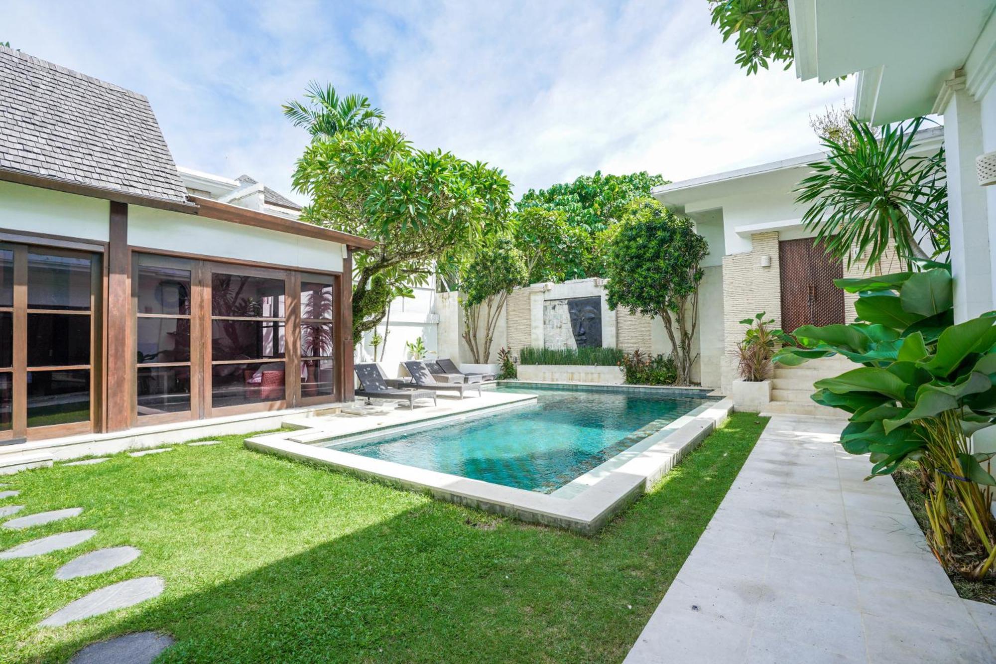 Six-Bedroom Villa Garden Pool