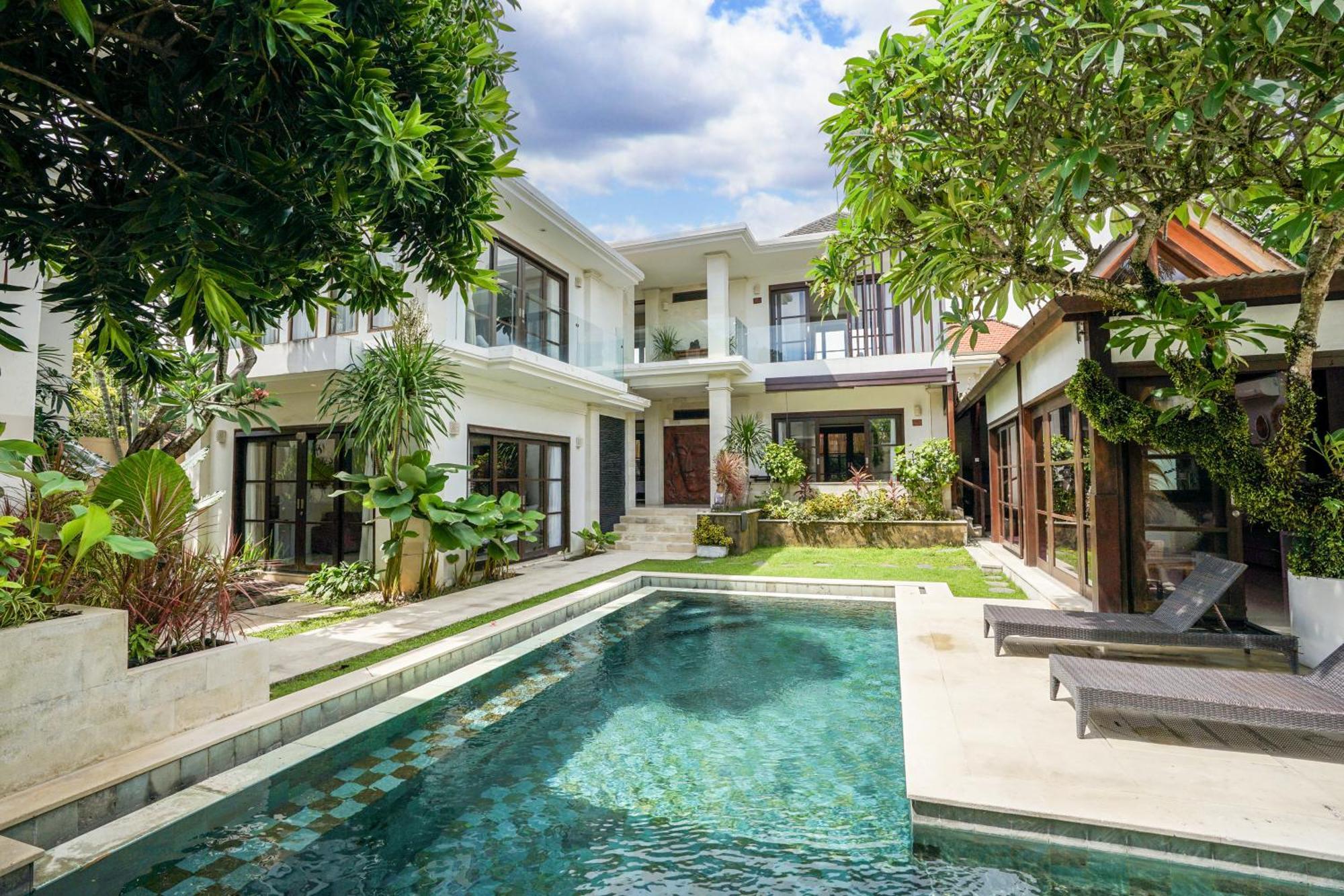 Six-Bedroom Villa Garden Pool