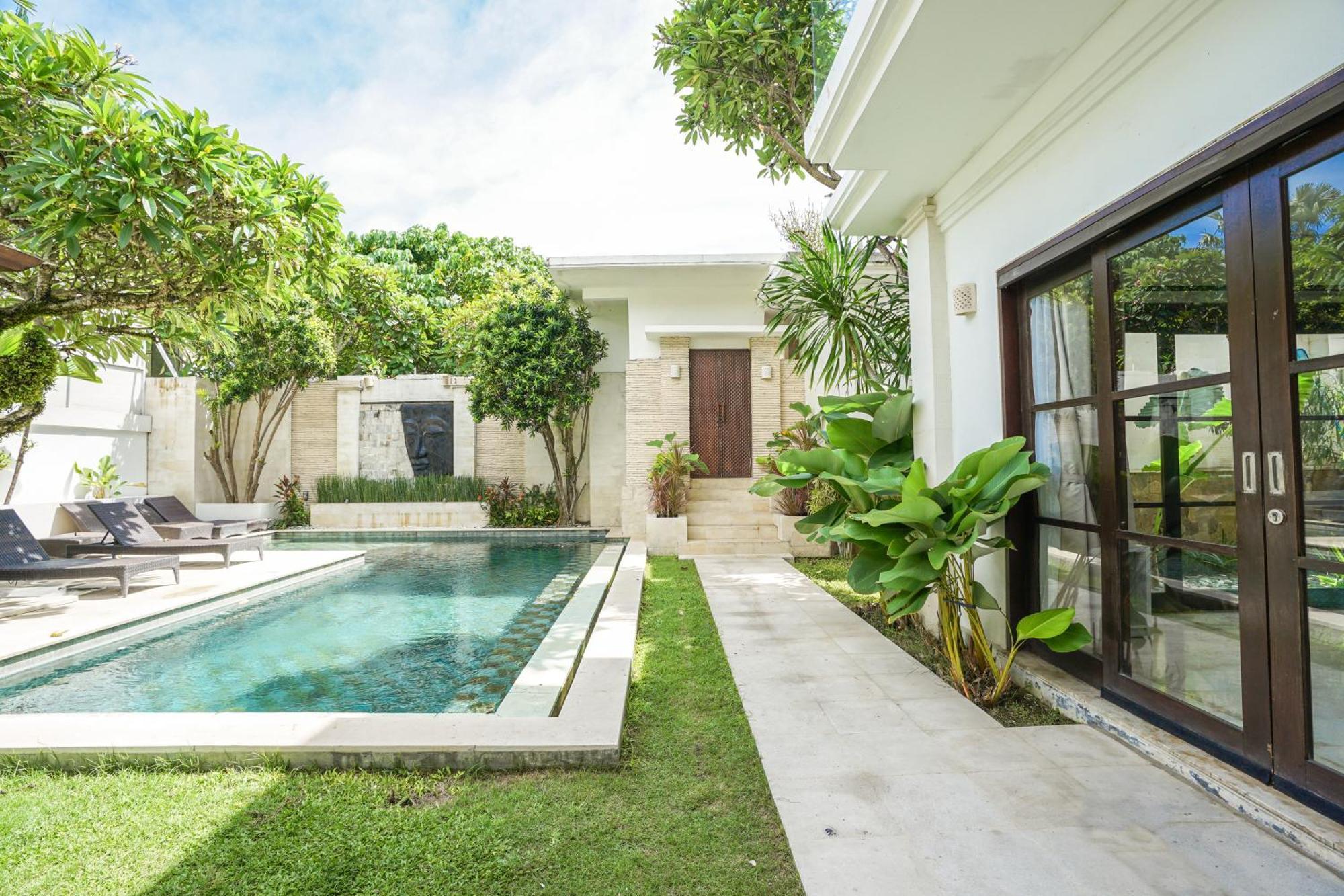 Six-Bedroom Villa Garden Pool
