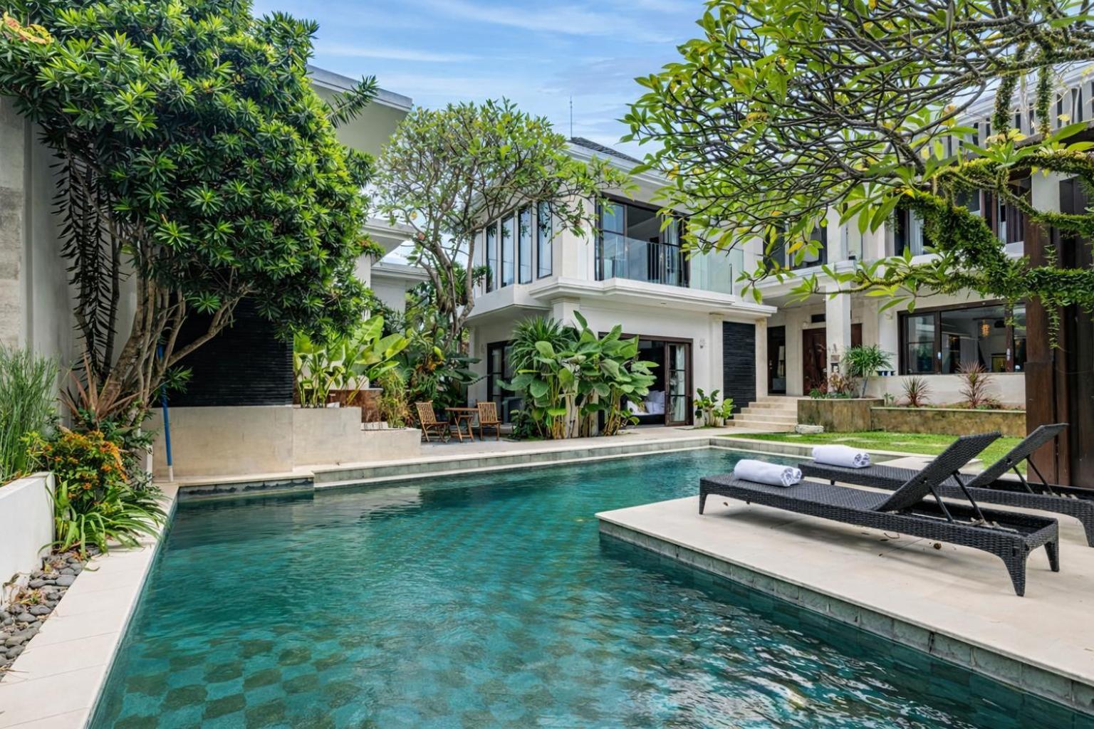 Six-Bedroom Villa Garden Pool