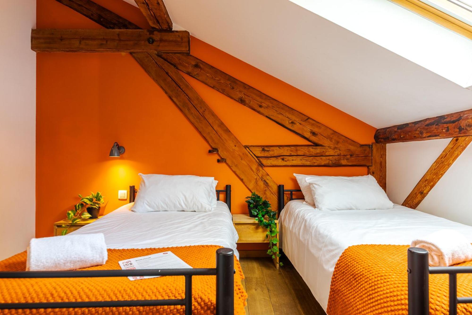 Twin Room,1742943743:JPEG