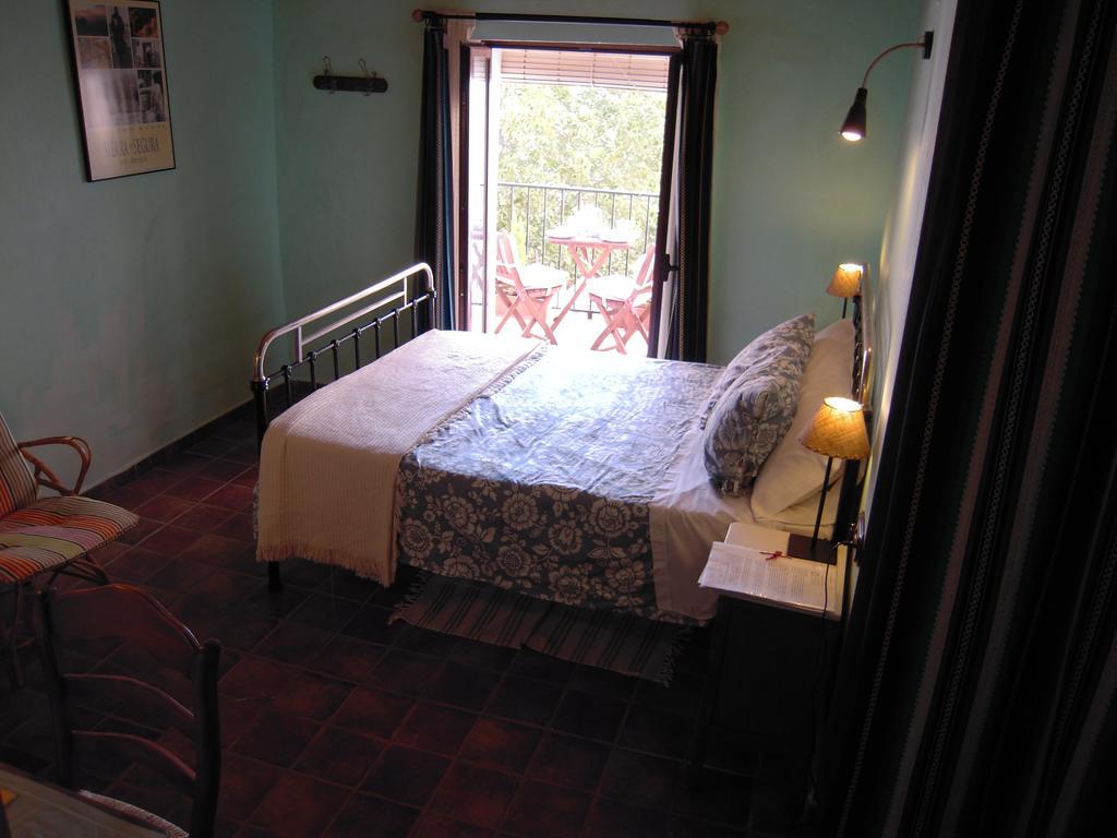Habitación con cama extragrande y vistas a la montaña