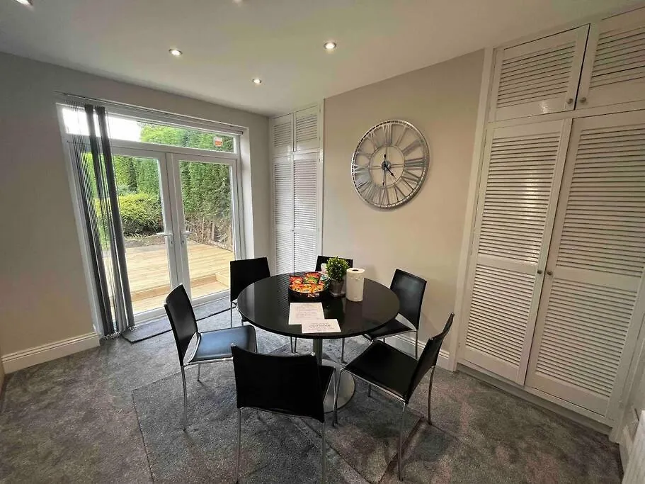 Modern Family Home Large Garden Free Parking-1