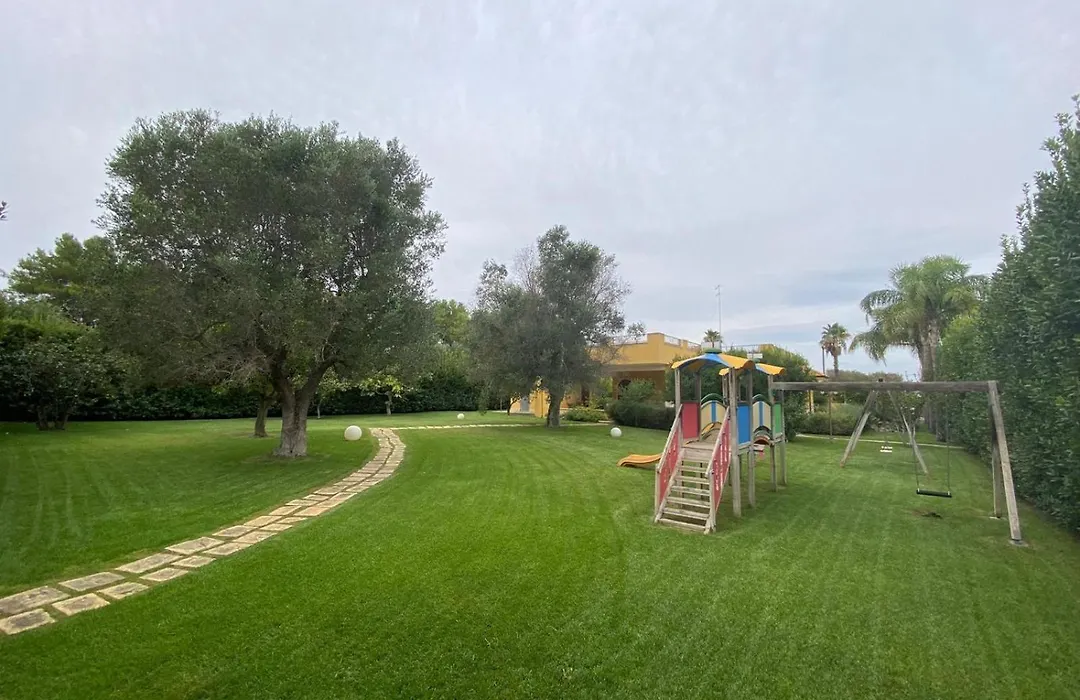 Villa dei Desideri, immersa nel verde con ampio parco-1