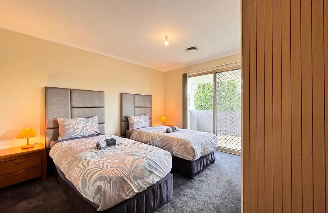 5 Bedroom Group Accommodation Penrith Cbd Sleeps 12 Near Hospital Stadium-1