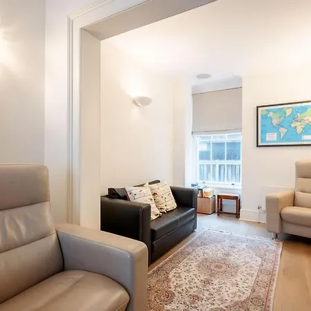 Spacious, Bright & Cosy ~ Ideal Victoria Location!-2