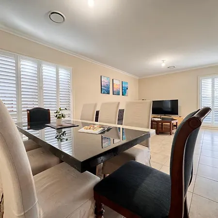 5 Bedroom Group Accommodation Penrith Cbd Sleeps 12 Near Hospital Stadium-2