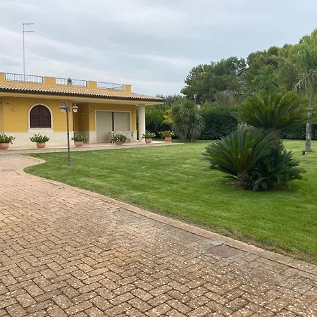 Villa dei Desideri, immersa nel verde con ampio parco-3