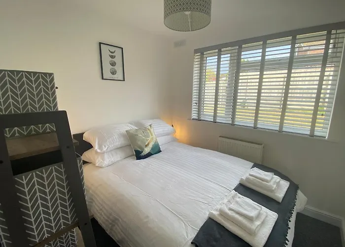 Brambles Chine: Beachside Retreat with Wi-Fi