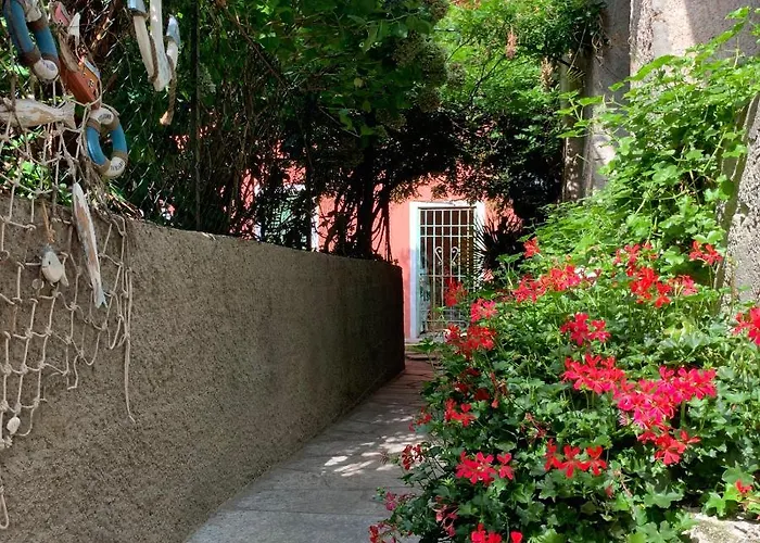 THE SECRET GARDEN ARONA VILLA in Piazza del Popolo 16 Historical Center