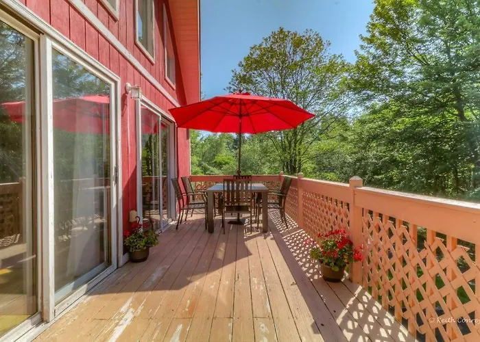 Beautiful Chalet With Hot Tub & Sauna In Poconos