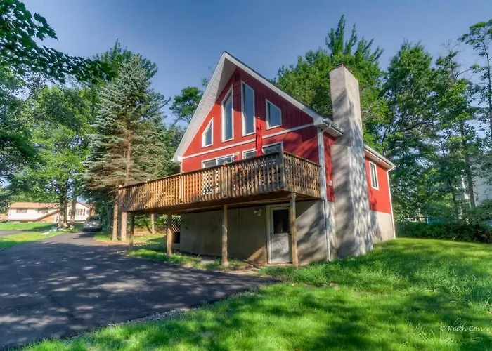 Beautiful Chalet With Hot Tub & Sauna In Poconos