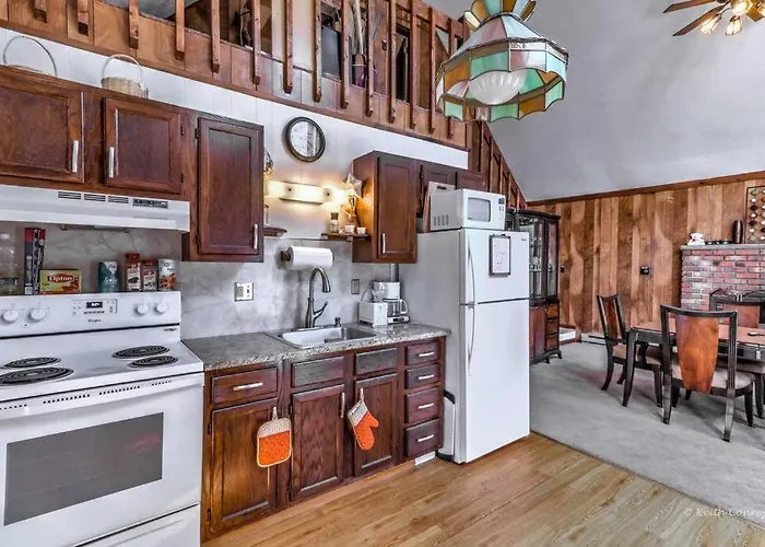 Beautiful Chalet With Hot Tub & Sauna In Poconos