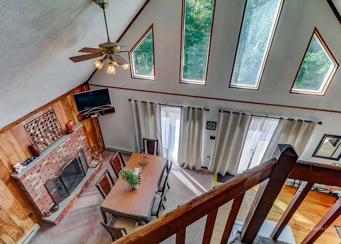 Beautiful Chalet With Hot Tub & Sauna In Poconos