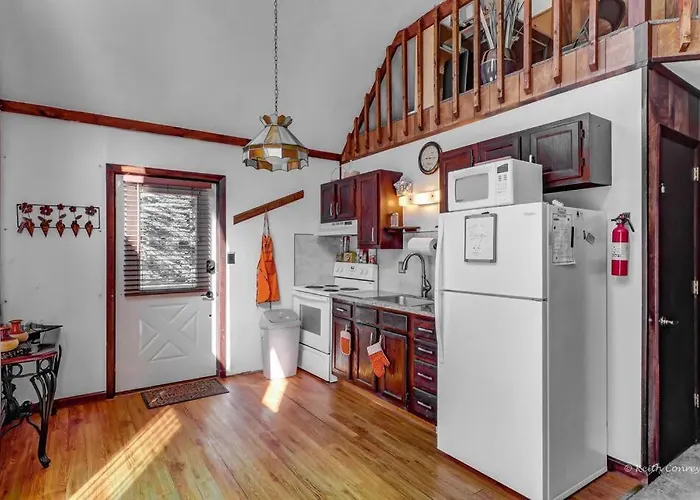 Beautiful Chalet With Hot Tub & Sauna In Poconos