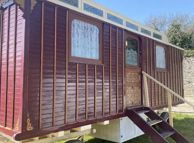 Vintage Showman'S Wagon For Two Close To Beach