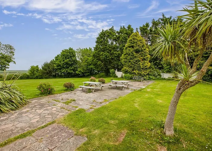 328 Norton Park, Dartmouth