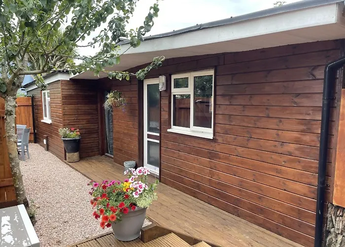 Charming Chalet - Sleep 3 & Free Parking