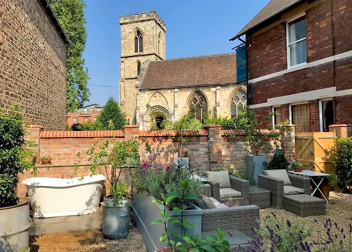 City Centre Luxury Holiday House With Outdoor Bath And Parking