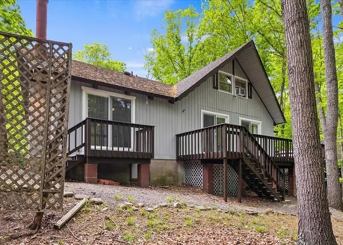 The Gingerbread House - 4 Bedroom Chalet, Sunroom, Deck, Sleeps 10, Modern Amenities