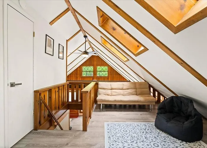 The Gingerbread House - 4 Bedroom Chalet, Sunroom, Deck, Sleeps 10, Modern Amenities