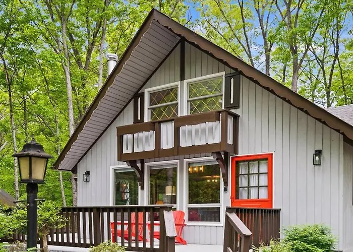 The Gingerbread House - 4 Bedroom Chalet, Sunroom, Deck, Sleeps 10, Modern Amenities