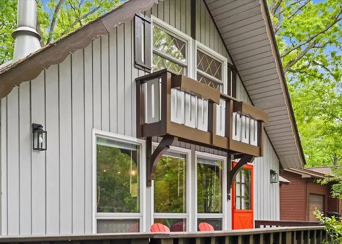 The Gingerbread House - 4 Bedroom Chalet, Sunroom, Deck, Sleeps 10, Modern Amenities
