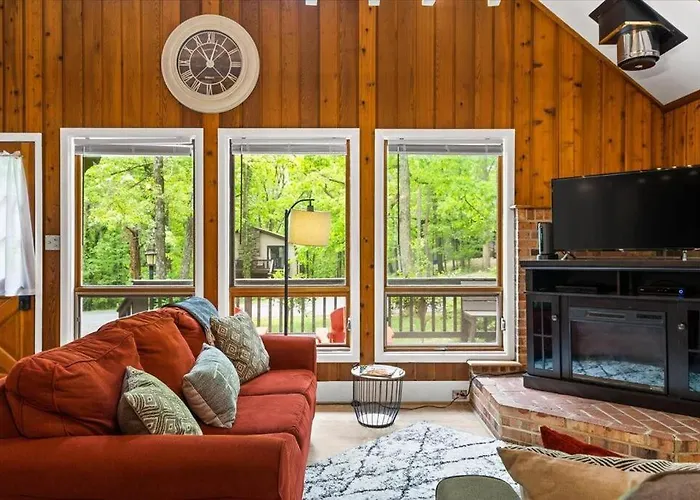 The Gingerbread House - 4 Bedroom Chalet, Sunroom, Deck, Sleeps 10, Modern Amenities