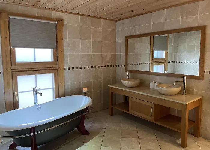 Bunnahahbain - Two Bedroom Luxury Log Cabin With Private Hot Tub