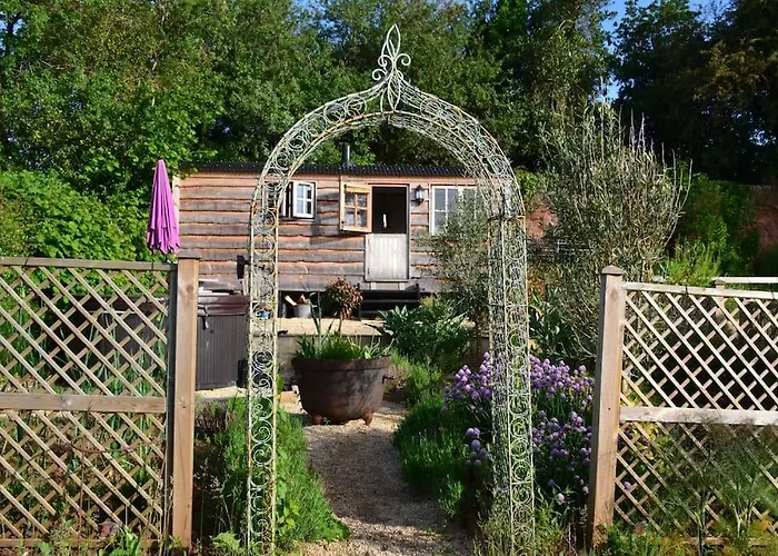 Luxury, Rural Shepherds Hut With Hot Tub Nr Bath