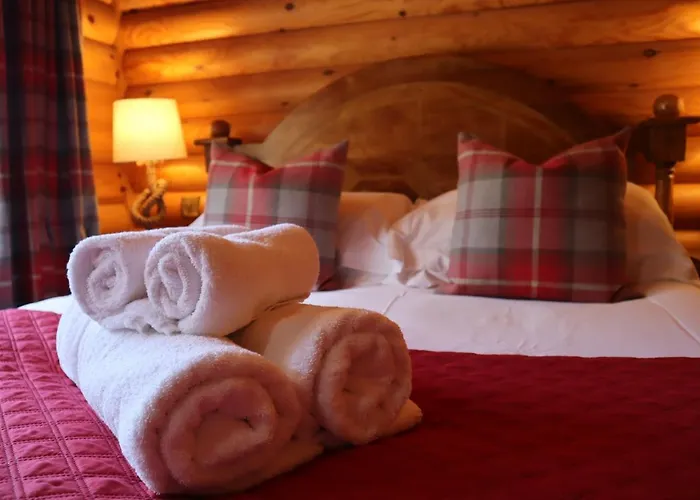 Bunnahahbain - Two Bedroom Luxury Log Cabin With Private Hot Tub