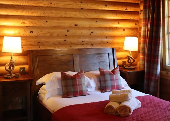 Bunnahahbain - Two Bedroom Luxury Log Cabin With Private Hot Tub
