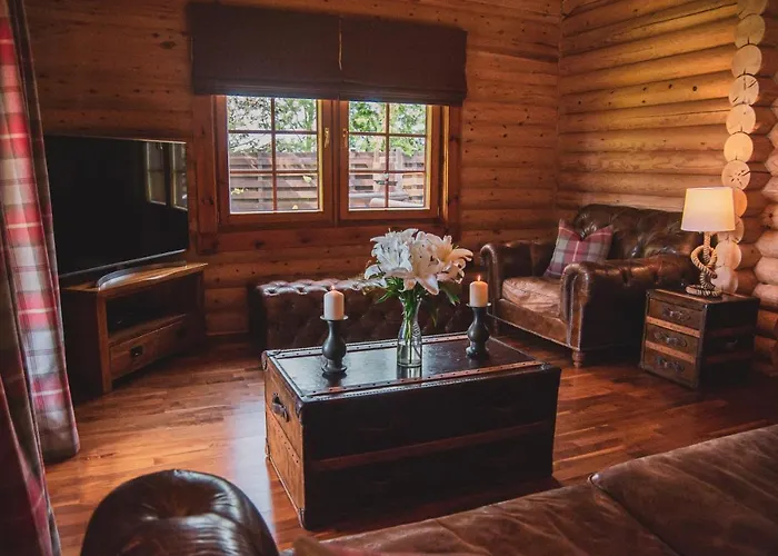 Tomatin - Luxury Two Bedroom Log Cabin With Hot Tub