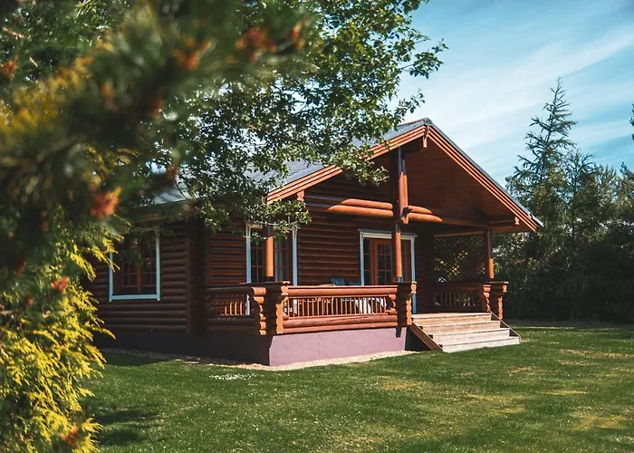 Strathisla - Luxury Two Bedroom Log Cabin With Private Hot Tub & Sauna
