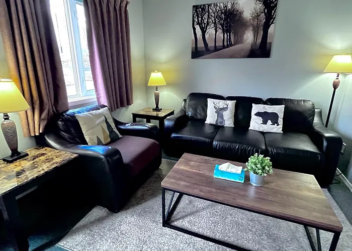 Canadian Rockies Chalets By Trilink - 2 & 3 Bedroom Condos - Self Check-In - Walking Distance To Downtown - Free Parking - Pet-Friendly - No Ac